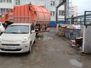 В «Якутскэкосетях» назвали адреса, где припаркованные автомобили мешают проезду мусоровоза