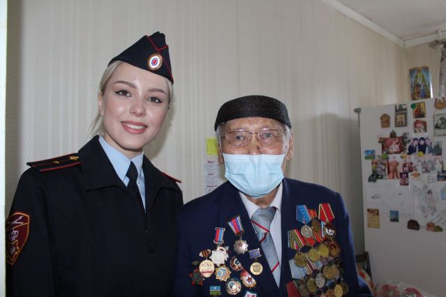 Росгвардейцы в Якутске поздравили ветеранов войны и тыла