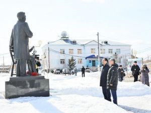 Айсен Николаев возложил цветы к памятнику Семену и Софрону Даниловым