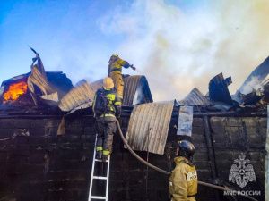 В селе Хатассы на пожаре пострадали трое мужчин и женщина