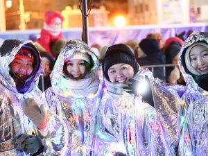 Фоторепортаж: зажжение новой новогодней ёлки в Якутске