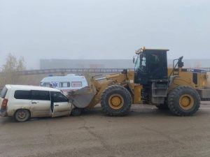 Пьяный водитель устроил ДТП с погрузчиком в Якутске