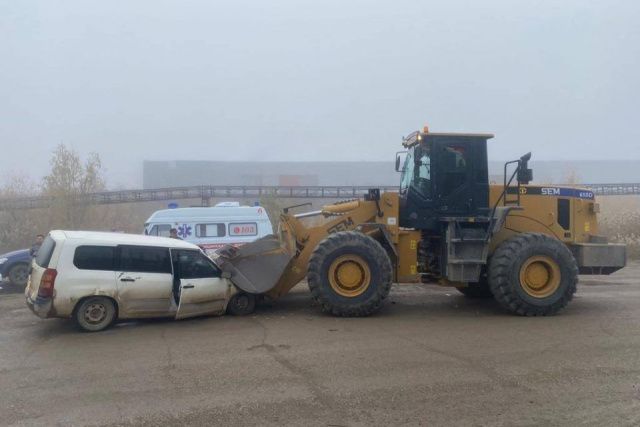 Пьяный водитель устроил ДТП с погрузчиком в Якутске