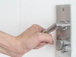 В Якутске мужчина украл украшения у соседки по квартире, взломав ножом дверной замок