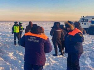 Трактор провалился под лед: Люди выйти не успели