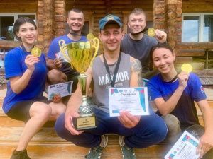 «Гонка сильнейших». Подъем в гору с помощью каната, болотные дебри, колючая проволока...