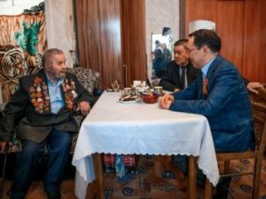 Айсен Николаев в Ленске навестил участника Великой Отечественной войны