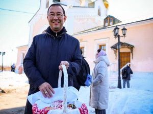 Айсен Николаев освятил куличи, которые испекла его дочь