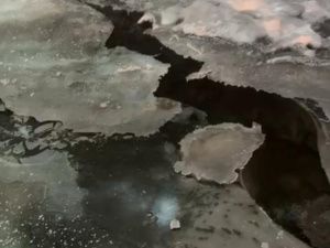 По ул. Кулаковского, 32 устраняют последствие коммунальной аварии