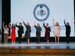 Евгений Григорьев поздравил работников дополнительного образования города Якутска