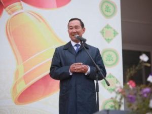 Айсен Николаев посетил торжественную линейку в СПЛ