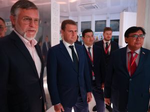 ВЭФ-2023: Министр РФ по развитию Дальнего Востока Алексей Чекунков высоко оценил павильон Якутии на форуме