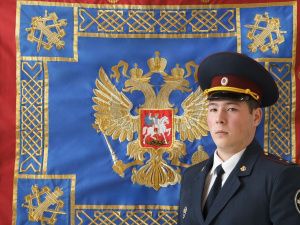 В УФСИН наградили сотрудников личной фотографией, снятой у развернутого Знамени уголовно-исполнительной системы