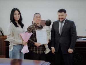 Молодым семьям Якутска вручили сертификаты для приобретения или строительства жилья