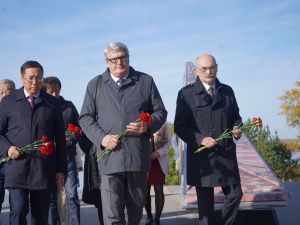 В Хабаровске участники «Поезда дружбы» возложили цветы к мемориалу «Победа на Востоке»