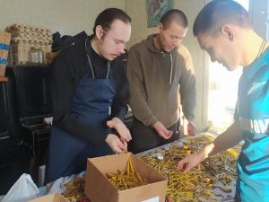 В приходах Якутской епархии делают окопные свечи для передачи в зону СВО