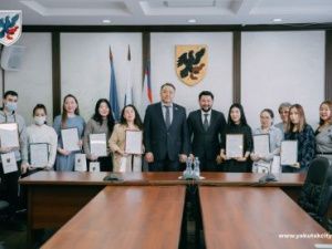 Жилищные сертификаты вручили детям-сиротам в Якутске