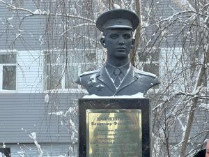В Якутске возложили цветы к памятнику Владимиру Калашникову