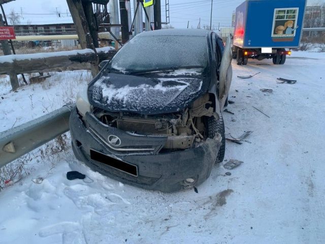 В Якутске грузовик столкнулся с иномаркой: Пострадал пассажир