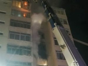 Три человека, в том числе двое детей, находятся в тяжелом состоянии после пожара в доме в Якутске