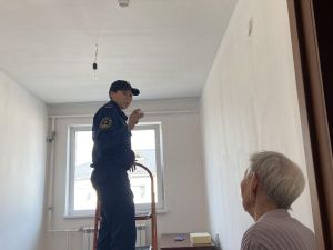 В Таттинском районе продолжается установка автономных дымовых пожарных извещателей
