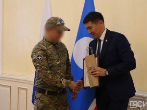 В Якутии прибывшим из зоны СВО военнослужащим традиционно вручили якутские ножи