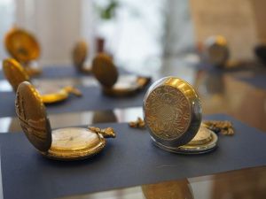 Открылась выставка Эльвиры Семеновой «В мире часов»