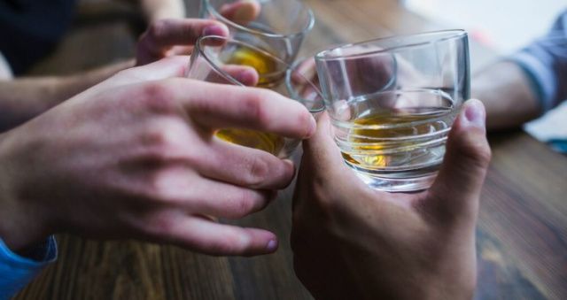 В Якутии мужчину осудили за спаивание подростка