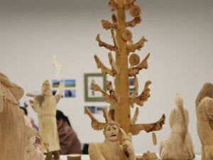 Мастер резьбы по дереву из Горного района представил героев Олонхо на фестивале NeoOlonkho в Якутске