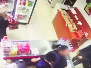 Кассирша и покупательница дали отпор грабителю в магазине Якутска (видео)