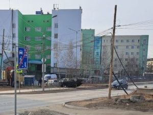 В Якутске автомобиль врезался в столб и перевернулся