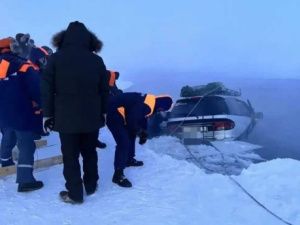 На реке Лене провалился под лед микроавтобус: водитель предстанет перед судом за гибель 11-летней девочки и мужчины