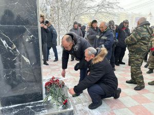 В Якутске возложили цветы к памятнику Владимиру Калашникову