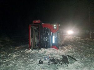 В Якутии пьяный водитель опрокинул большегрузный автомобиль