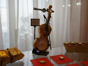 Открылась выставка Эльвиры Семеновой «В мире часов»