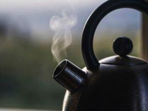 В Якутии серьезно пострадали двое малолетних детей: Одна девочка ошпарилась кипятком, другая выпала из окна