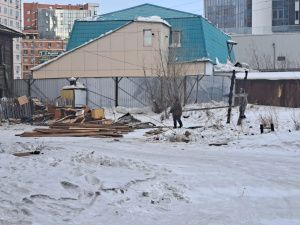 Фотофакт: в Якутске начали сносить деревянный дом на углу улиц Короленко — Лермонтова