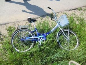 Женщина-велосипедистка столкнулась с автомобилем и получила тяжелые травмы