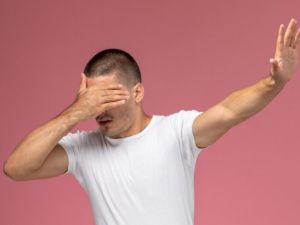 В Якутии двое злоумышленников напали на мужчину и вымогали 100 тысяч рублей, угрожая проткнуть глаза шариковой ручкой