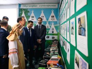 Айсен Николаев поблагодарил коллектив библиотеки-музея ямщицкой культуры в Хангаласском районе
