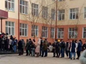 Директора СОШ №20 в Якутске привлекли к административной ответственности за скопление родителей при раздаче пайков