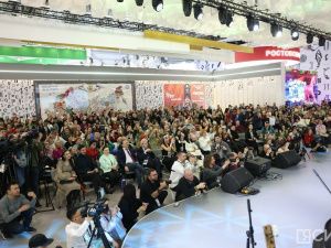 Молодая пара из Якутии сыграла свадьбу в День региона на выставке в Москве