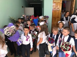В День знаний в школе Кировского прошла торжественная линейка