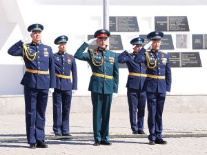 В Якутске торжественно подняли Знамя Победы