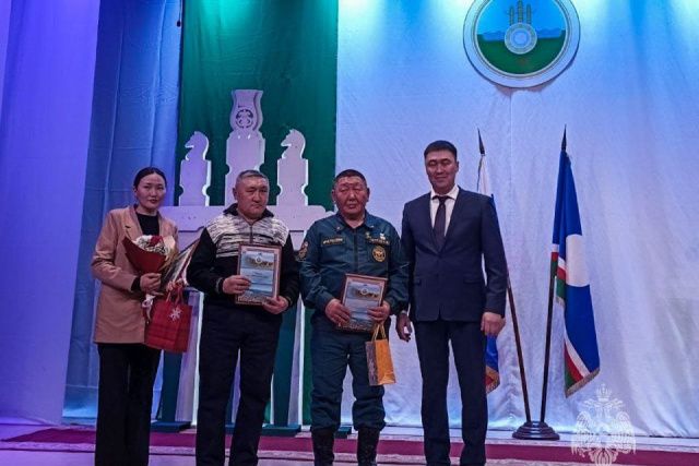 Памятный знак вручили сотруднику МЧС Якутии Василию Петрову за спасение утопающих детей