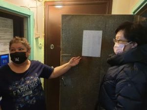 Сардана Авксентьева проверила санобработку и дезинфекцию подъездов жилых домов