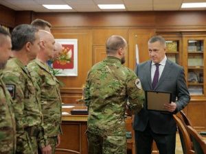 Юрий Трутнев встретился с вернувшимися из зоны проведения СВО добровольцами – сотрудниками полпредства ДФО, Минвостокразвития России и КРДВ
