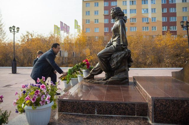 Глава Якутии возложил цветы к мемориалу геолога-первооткрывателя Ларисы Попугаевой