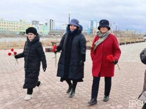 В Якутске возложили цветы к памятнику Матери