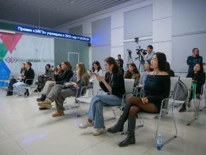 Цветом церемонии награждения премии «Эйгэ-2024» стал оттенок Future Dusk